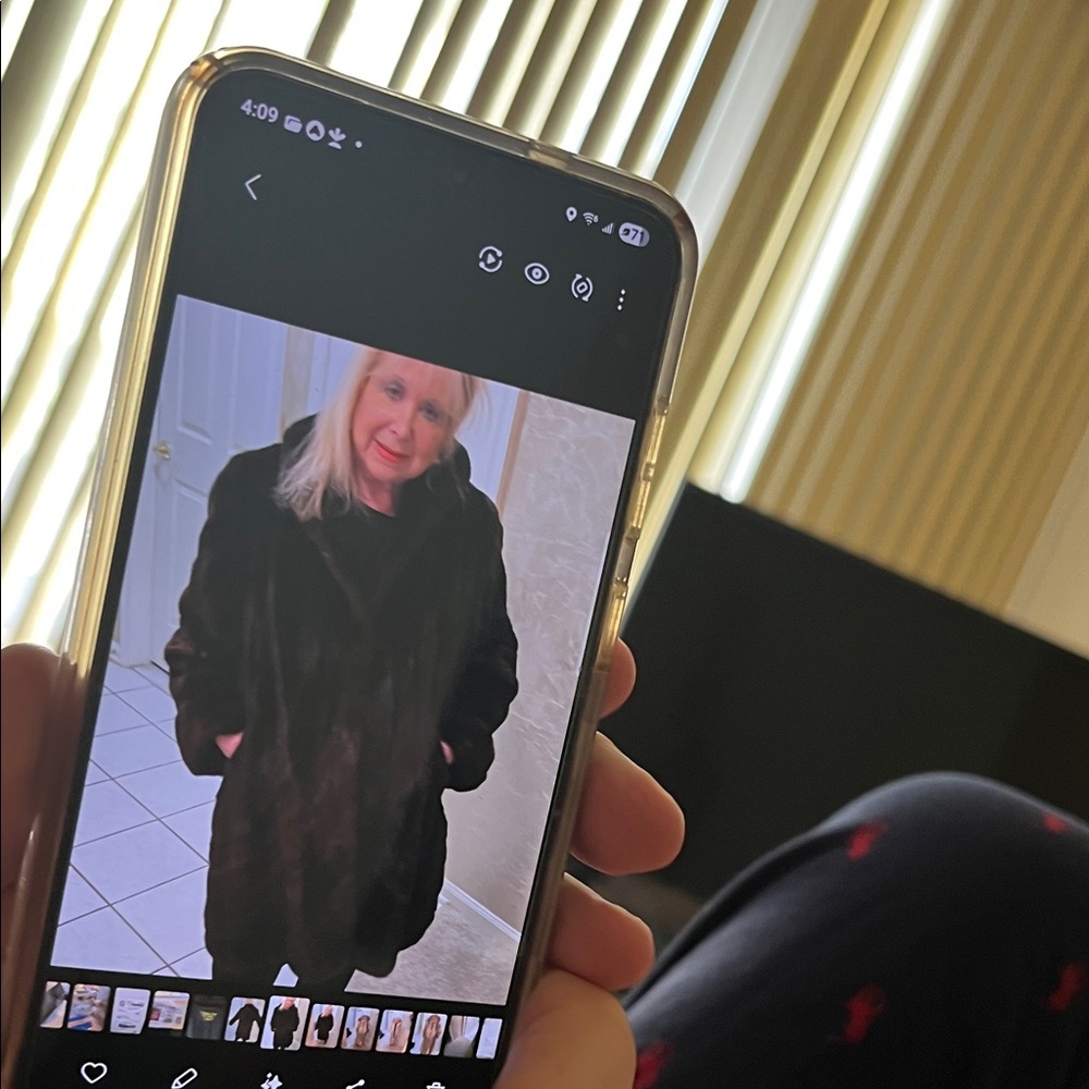 Classic Women's Dark Brown mink coat. Like brand new.